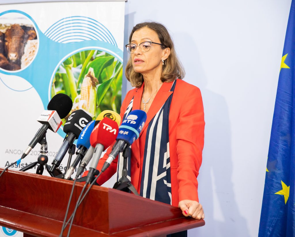 Rosário Bento Pais na visita ao Laboratório Central Agro-Alimentar de Luanda