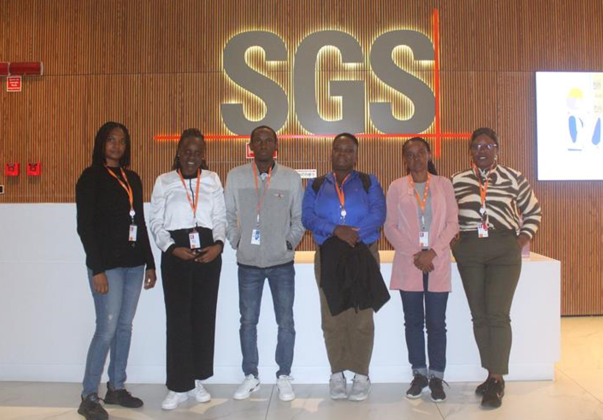 Técnicos do SNCQA e do INACOQ na entrada da SGS Portugal