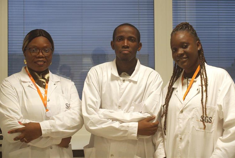 Técnicos de laboratório durante o estágio na SGS Portugal